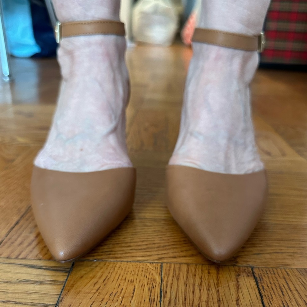 Louise Et Cie Pump with Ankle Strap in Tan leather. Size 8M / 38.5.